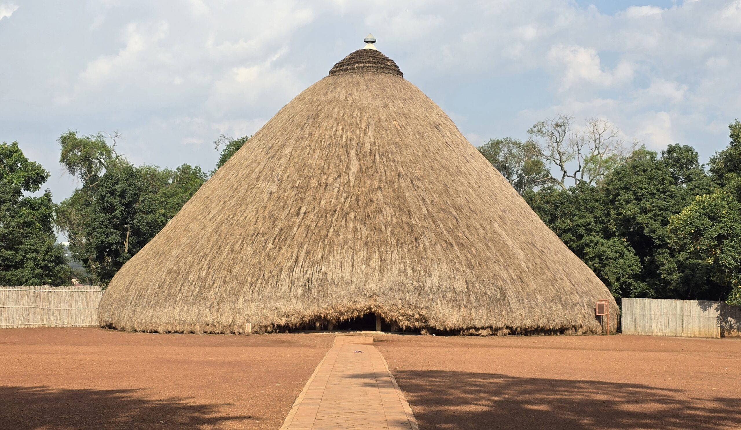 再建後のカスビ王墓ムジブ・アザーラ・ムパンガの大きな茅葺き屋根