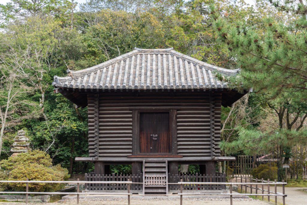 奈良の唐招提寺に現存する校倉の経蔵