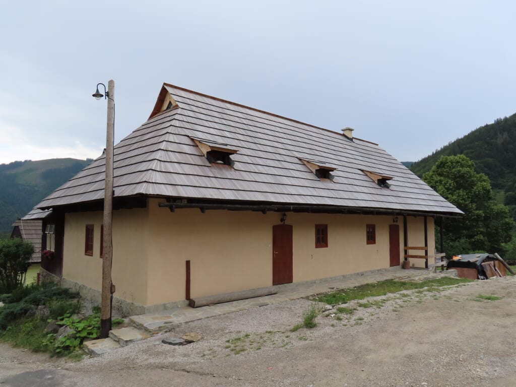 ヴルコリニェツの木造住宅と通り