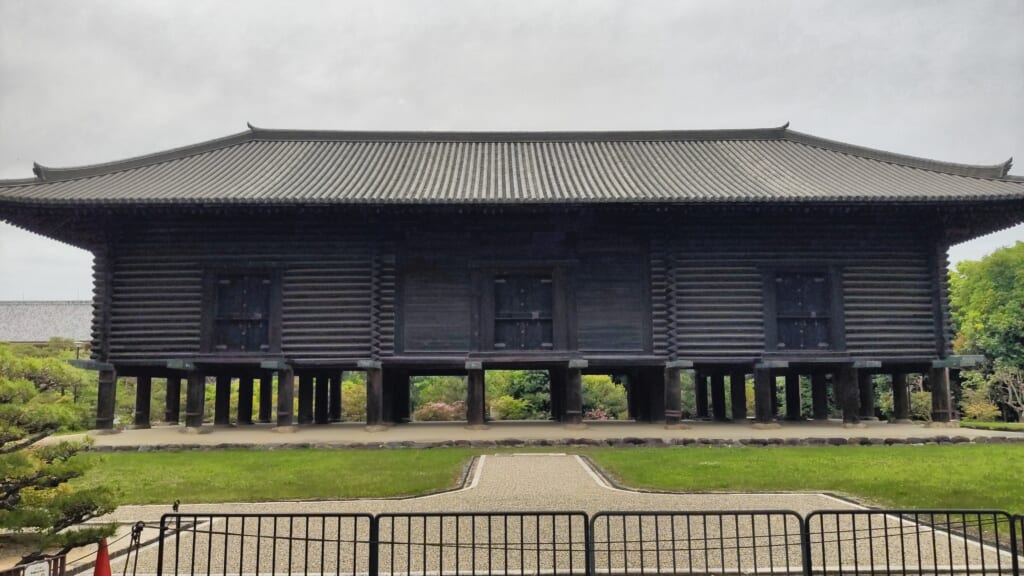 奈良の正倉院正倉の全景